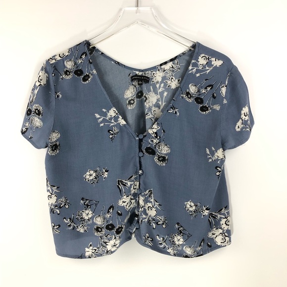 Kendall & Kylie Tops - SALE🔵Kendall & Kylie • Crop Floral Blouse